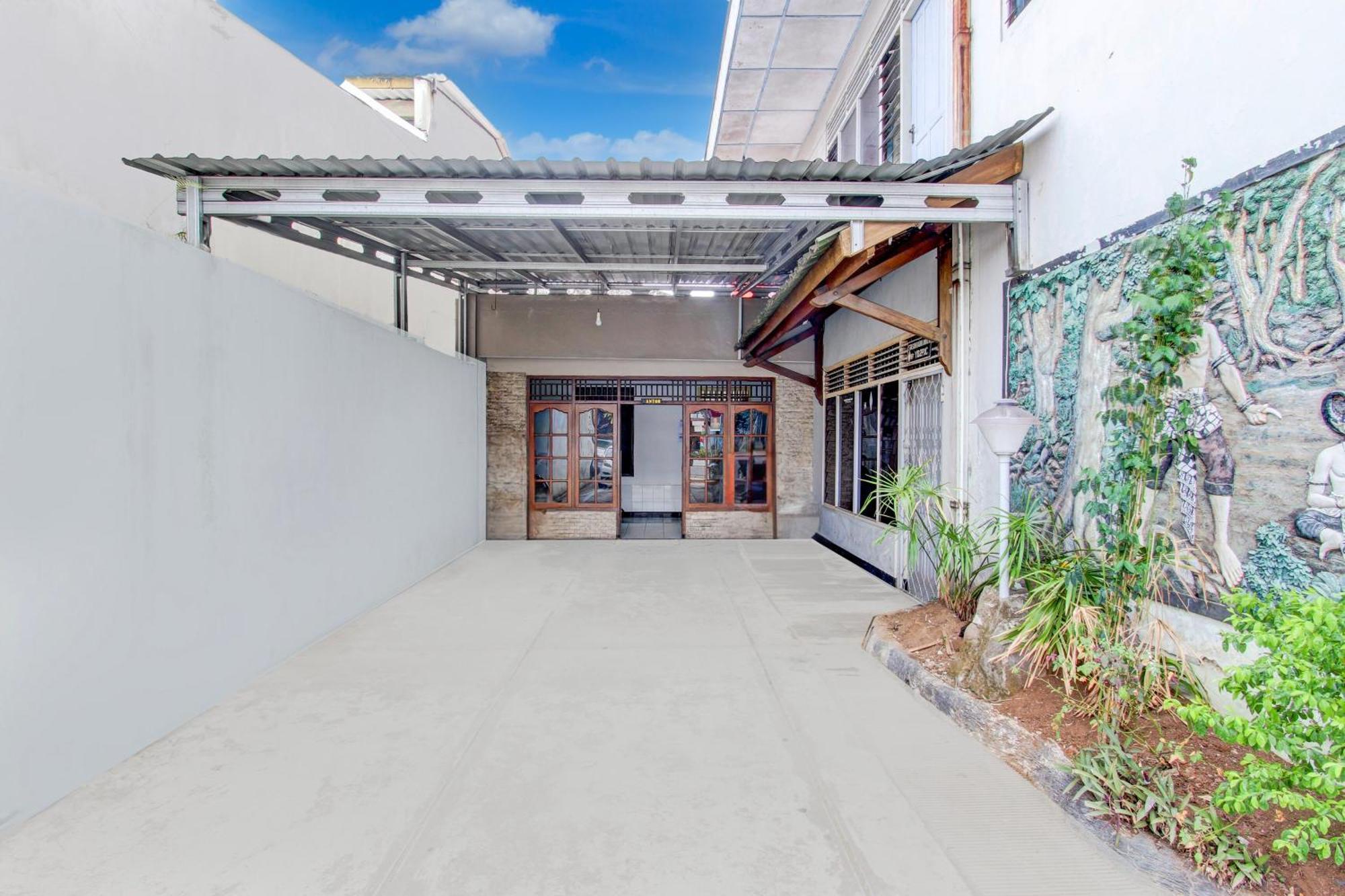 Spot On 94085 Hotel Agung Пурвокерто Екстериор снимка