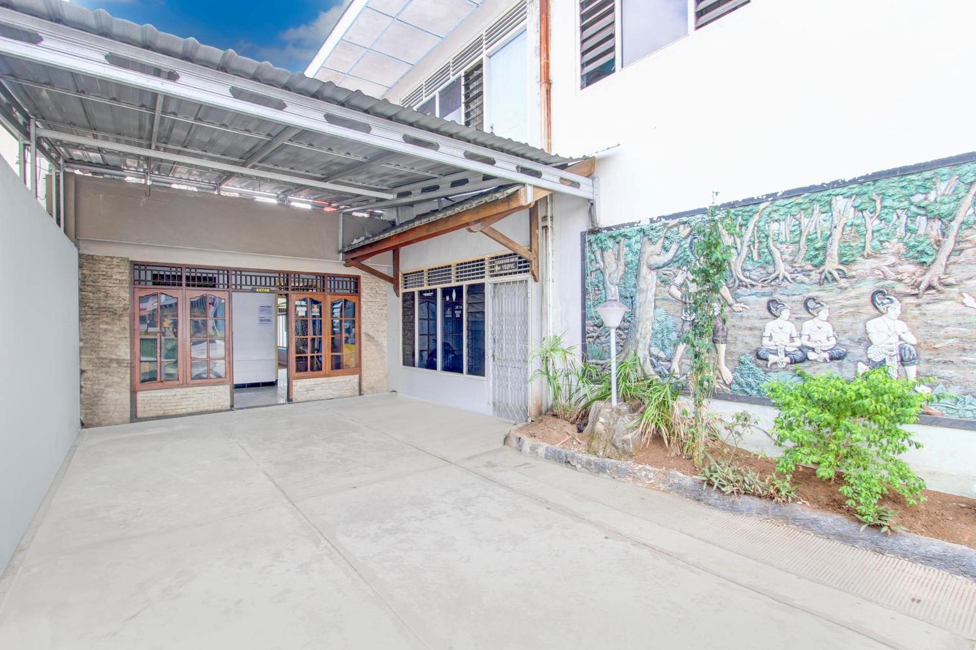 Spot On 94085 Hotel Agung Пурвокерто Екстериор снимка